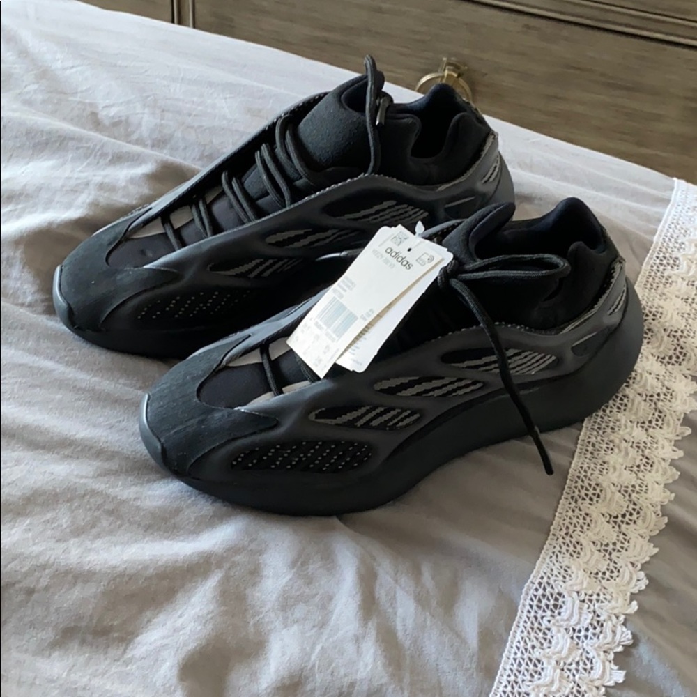 Yeezy 700 v3 size 7 us